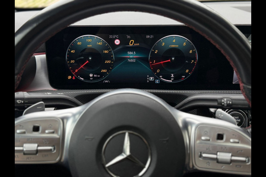 Mercedes-Benz A-Klasse 200 Business Solution AMG, panoramadak, 19 inch, sfeerverlichting,achteruitrijcamera, vele opties