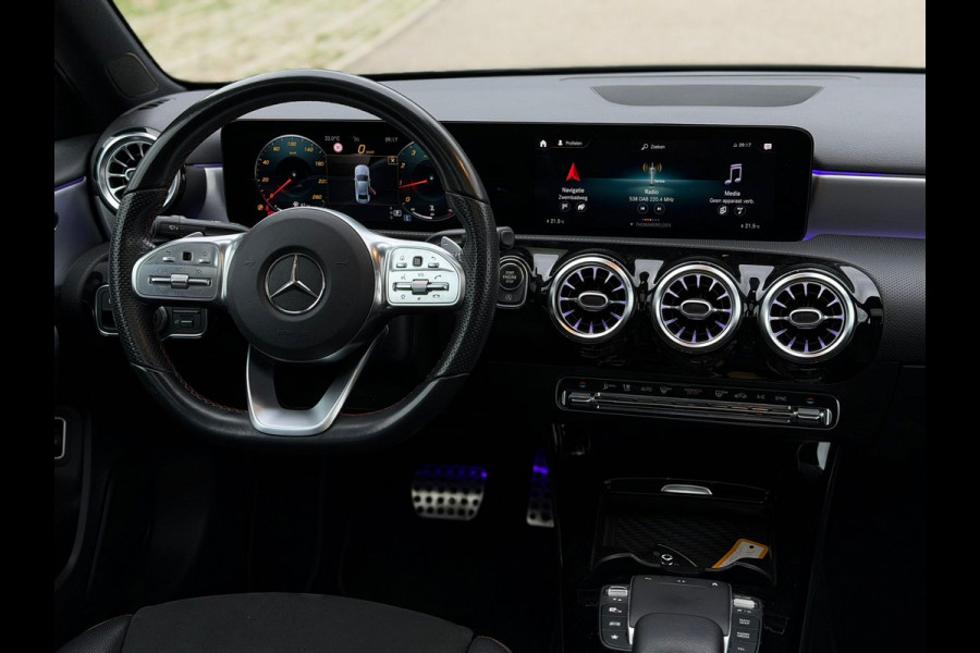 Mercedes-Benz A-Klasse 200 Business Solution AMG, panoramadak, 19 inch, sfeerverlichting,achteruitrijcamera, vele opties