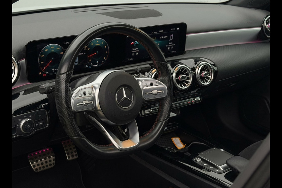 Mercedes-Benz A-Klasse 200 Business Solution AMG, panoramadak, 19 inch, sfeerverlichting,achteruitrijcamera, vele opties
