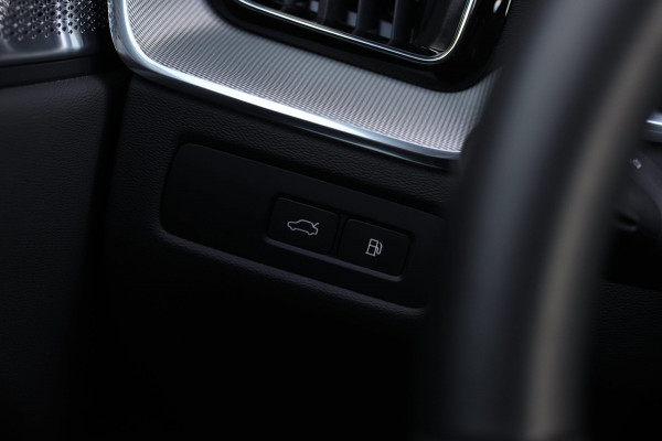 Volvo XC60 2.0 T8 Plug-in hybrid AWD Ultra Black Edition *B&W*Pano*Massage*Luchtvering*