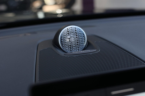 Volvo XC60 2.0 T8 Plug-in hybrid AWD Ultra Black Edition *B&W*Pano*Massage*Luchtvering*