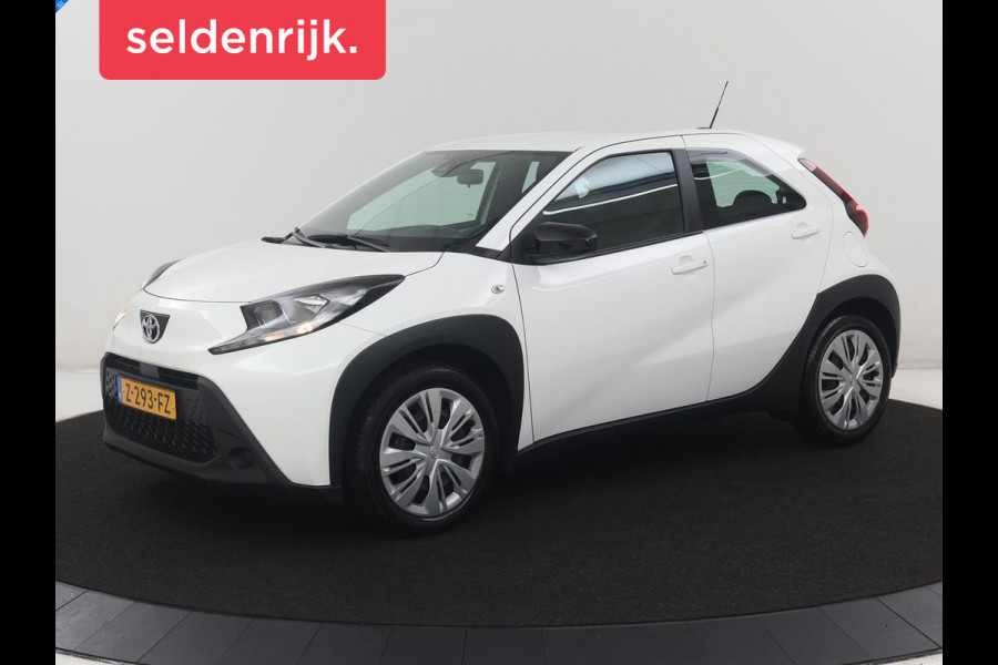 Toyota Aygo X 1.0 VVT-i MT Play | Cruise control | Carplay | Trekhaak | Airco | Camera | DAB | Lane assist | Lederen stuurwiel |
