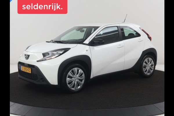 Toyota Aygo X 1.0 VVT-i MT Play | Cruise control | Carplay | Trekhaak | Airco | Camera | DAB | Lane assist | Lederen stuurwiel |