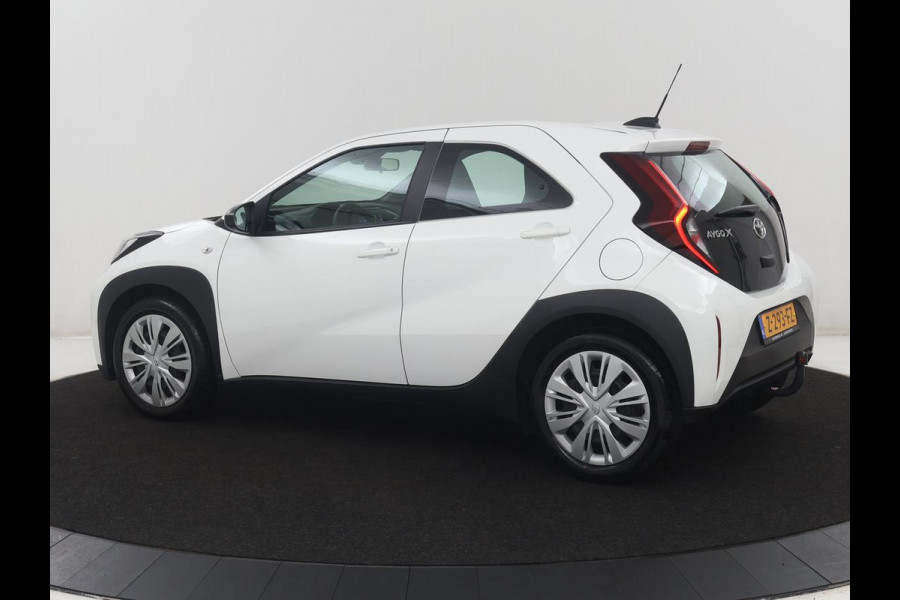 Toyota Aygo X 1.0 VVT-i MT Play | Cruise control | Carplay | Trekhaak | Airco | Camera | DAB | Lane assist | Lederen stuurwiel |