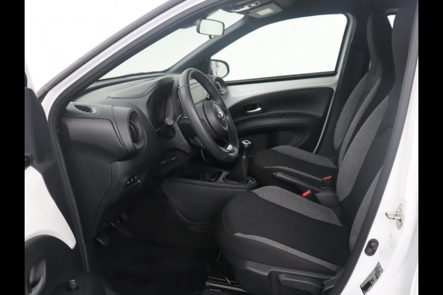 Toyota Aygo X 1.0 VVT-i MT Play | Cruise control | Carplay | Trekhaak | Airco | Camera | DAB | Lane assist | Lederen stuurwiel |