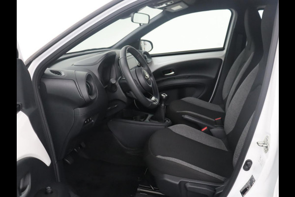 Toyota Aygo X 1.0 VVT-i MT Play | Cruise control | Carplay | Trekhaak | Airco | Camera | DAB | Lane assist | Lederen stuurwiel |