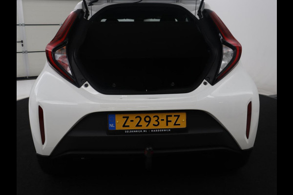 Toyota Aygo X 1.0 VVT-i MT Play | Cruise control | Carplay | Trekhaak | Airco | Camera | DAB | Lane assist | Lederen stuurwiel |