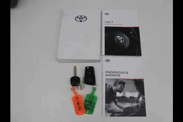 Toyota Aygo X 1.0 VVT-i MT Play | Cruise control | Carplay | Trekhaak | Airco | Camera | DAB | Lane assist | Lederen stuurwiel |