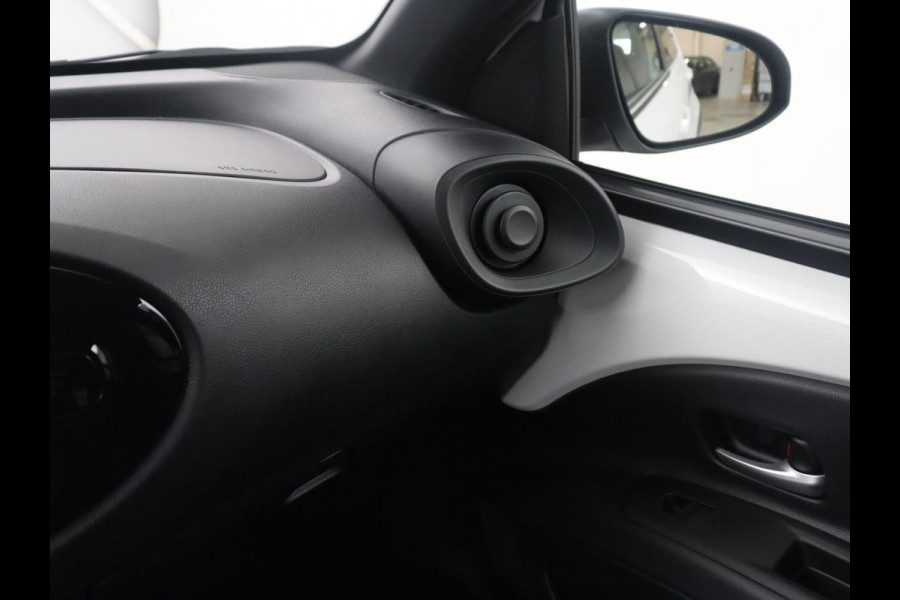 Toyota Aygo X 1.0 VVT-i MT Play | Cruise control | Carplay | Trekhaak | Airco | Camera | DAB | Lane assist | Lederen stuurwiel |