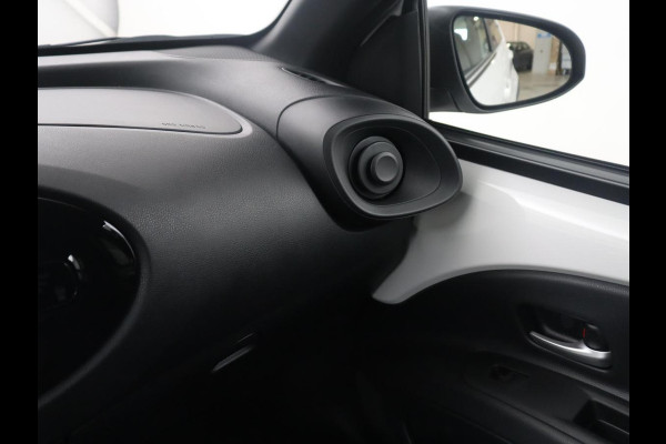 Toyota Aygo X 1.0 VVT-i MT Play | Cruise control | Carplay | Trekhaak | Airco | Camera | DAB | Lane assist | Lederen stuurwiel |