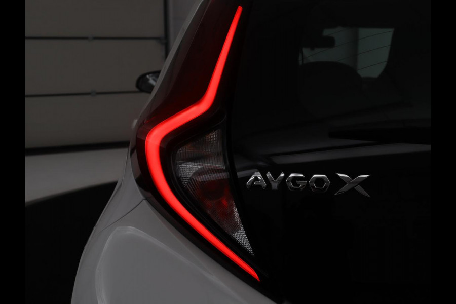 Toyota Aygo X 1.0 VVT-i MT Play | Cruise control | Carplay | Trekhaak | Airco | Camera | DAB | Lane assist | Lederen stuurwiel |
