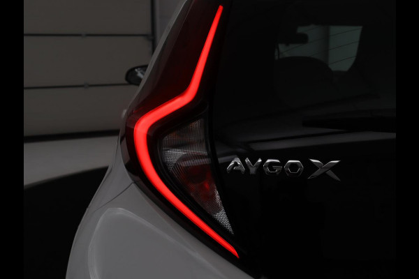 Toyota Aygo X 1.0 VVT-i MT Play | Cruise control | Carplay | Trekhaak | Airco | Camera | DAB | Lane assist | Lederen stuurwiel |