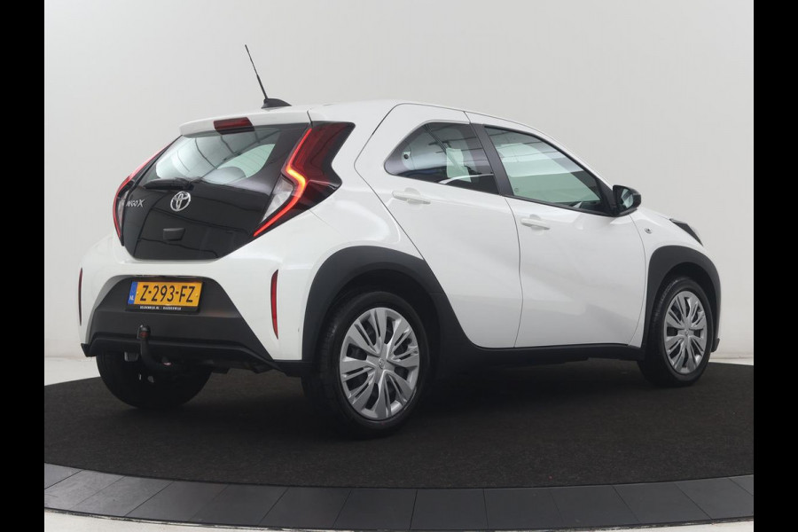 Toyota Aygo X 1.0 VVT-i MT Play | Cruise control | Carplay | Trekhaak | Airco | Camera | DAB | Lane assist | Lederen stuurwiel |