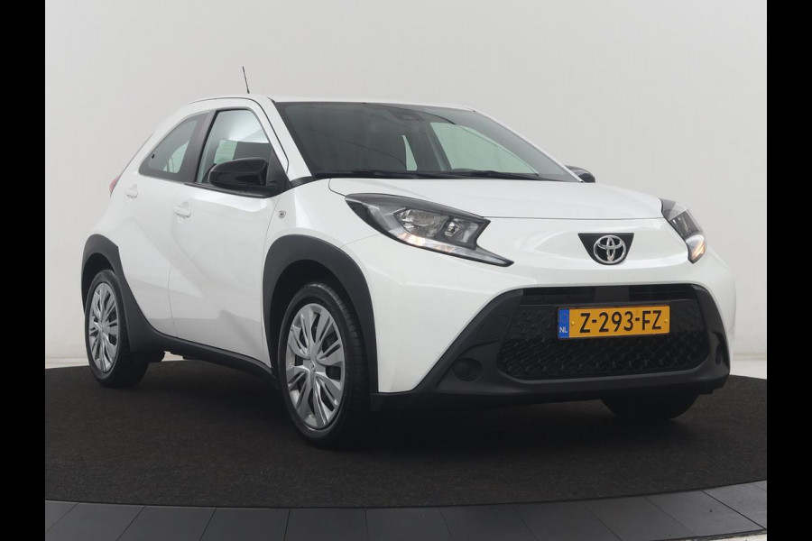 Toyota Aygo X 1.0 VVT-i MT Play | Cruise control | Carplay | Trekhaak | Airco | Camera | DAB | Lane assist | Lederen stuurwiel |
