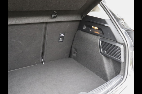 Ford Focus 1.0 EcoBoost 155pk Automaat Active X Ford Focus 1.0 EcoBoost 155pk Hybrid Automaat Active X Navigatie Climate Control Camera Parkeer sensoren B&O Dab Lichtmetalen velgen