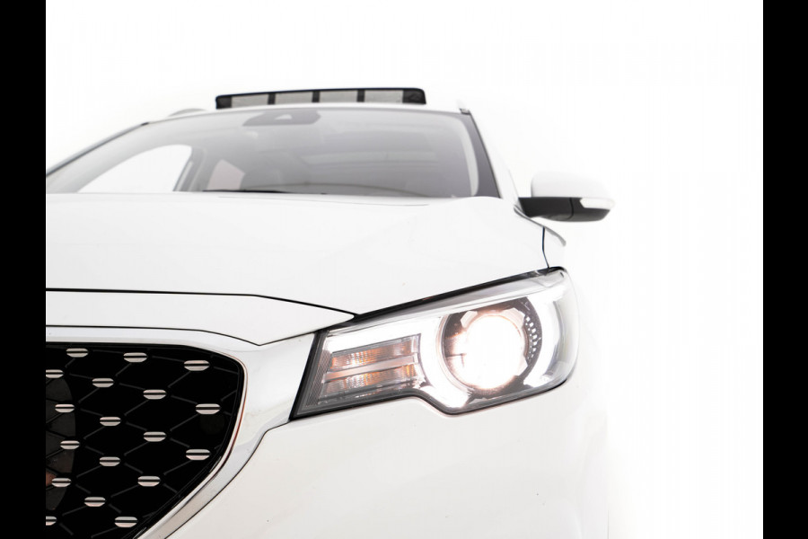MG ZS EV Luxury 45 kWh {SoH-87%} (INCL-BTW) Aut. *PANO | LEATHER | CCS-FASTLOADER | KEYLESS | NAVI-FULLMAP | ADAPTIVE-CRUISE | CAMERA | HEATED-SPORTSEATS | CARPLAY | BLINDSPOT | DAB | LANE-ASSIST | 17''ALU*