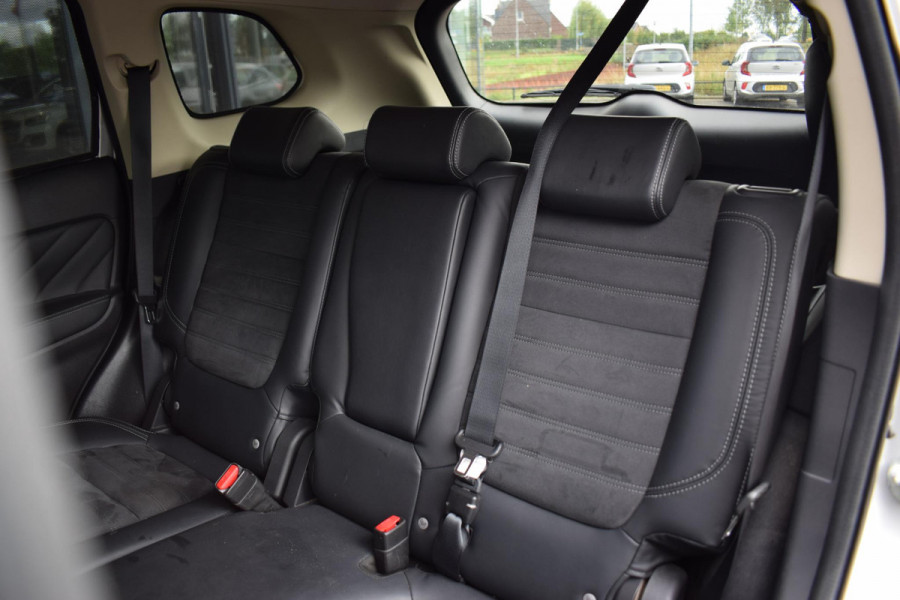 Mitsubishi Outlander 2.4 PHEV Intense+ | Trekhaak | Schuifdak | Half Leer | Stuur- en Stoelverwarming