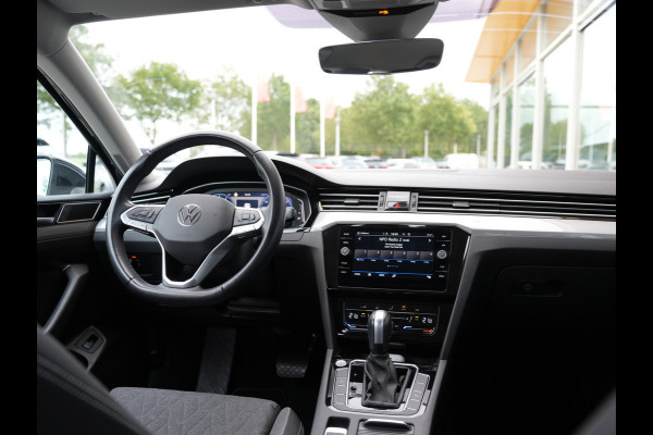 Volkswagen Passat Variant 1.5 TSI Business | Voorruit verwarmbaar en warmtewerend | LED | Draadloze telefoonlader |