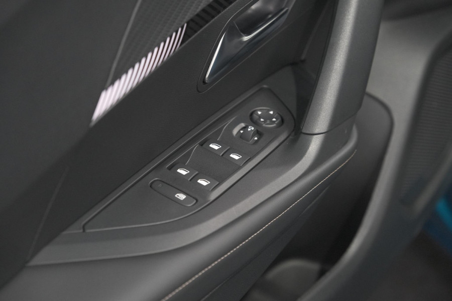 Peugeot e-2008 EV Allure Avantage 54 kWh | SOH 97,7% | 11 KW Lader | Apple Carplay | Parkeersensoren