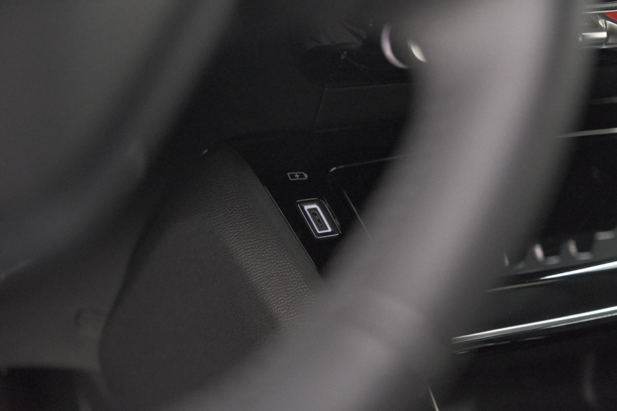 Peugeot e-2008 EV Allure Avantage 54 kWh | SOH 97,7% | 11 KW Lader | Apple Carplay | Parkeersensoren