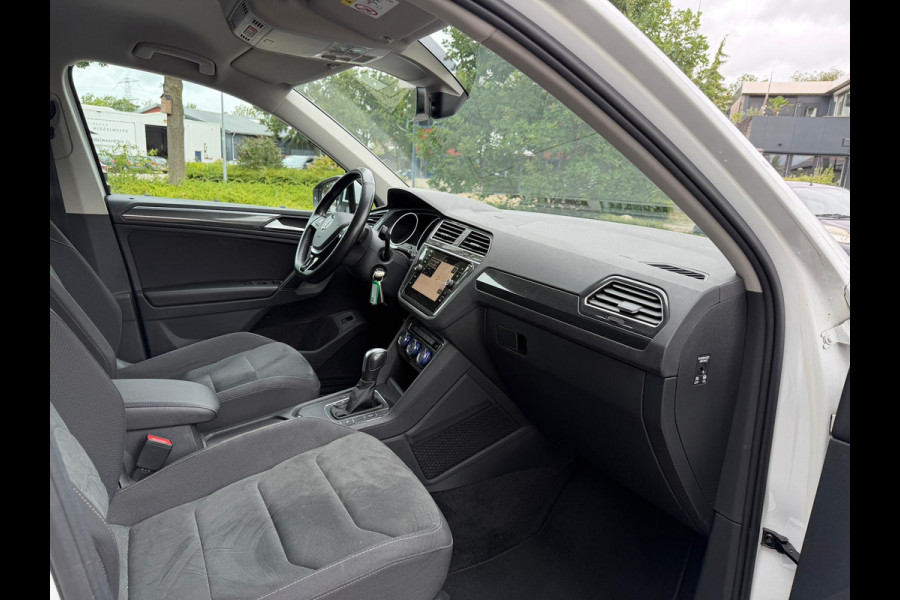 Volkswagen Tiguan 1.5 TSI ACT R-LINE AUTOMAAT Trekhaak Head UP display Navigatie Automatische Airco LMV Adaptief Cruise control