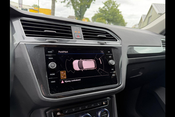 Volkswagen Tiguan 1.5 TSI ACT R-LINE AUTOMAAT Trekhaak Head UP display Navigatie Automatische Airco LMV Adaptief Cruise control