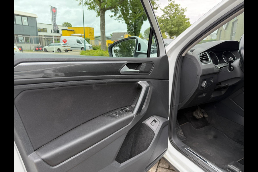 Volkswagen Tiguan 1.5 TSI ACT R-LINE AUTOMAAT Trekhaak Head UP display Navigatie Automatische Airco LMV Adaptief Cruise control