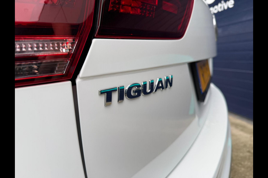 Volkswagen Tiguan 1.5 TSI ACT R-LINE AUTOMAAT Trekhaak Head UP display Navigatie Automatische Airco LMV Adaptief Cruise control