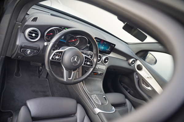 Mercedes-Benz GLC Coupé 300e 4MATIC Premium Plus | Panoramadak | Stuurverwarming | Stoelverwarming | Head-Up Display | Massage | Memory Seats | Luchtvering | Keyless | 360 Camera | Leer | Ambiance Verlichting | Trekhaak | Apple Carplay | Na
