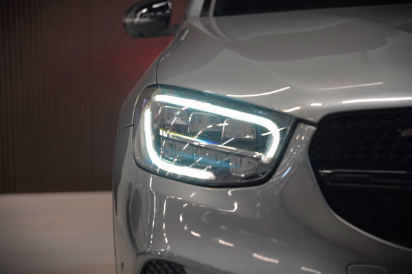 Mercedes-Benz GLC Coupé 300e 4MATIC Premium Plus | Panoramadak | Stuurverwarming | Stoelverwarming | Head-Up Display | Massage | Memory Seats | Luchtvering | Keyless | 360 Camera | Leer | Ambiance Verlichting | Trekhaak | Apple Carplay | Na