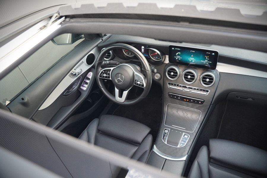 Mercedes-Benz GLC Coupé 300e 4MATIC Premium Plus | Panoramadak | Stuurverwarming | Stoelverwarming | Head-Up Display | Massage | Memory Seats | Luchtvering | Keyless | 360 Camera | Leer | Ambiance Verlichting | Trekhaak | Apple Carplay | Na