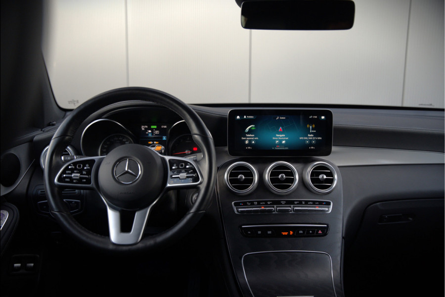 Mercedes-Benz GLC Coupé 300e 4MATIC Premium Plus | Panoramadak | Stuurverwarming | Stoelverwarming | Head-Up Display | Massage | Memory Seats | Luchtvering | Keyless | 360 Camera | Leer | Ambiance Verlichting | Trekhaak | Apple Carplay | Na