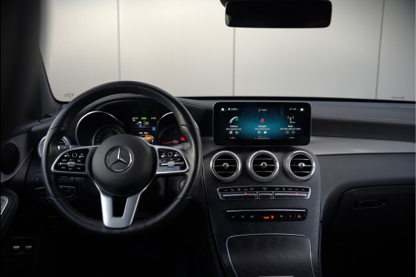 Mercedes-Benz GLC Coupé 300e 4MATIC Premium Plus | Panoramadak | Stuurverwarming | Stoelverwarming | Head-Up Display | Massage | Memory Seats | Luchtvering | Keyless | 360 Camera | Leer | Ambiance Verlichting | Trekhaak | Apple Carplay | Na