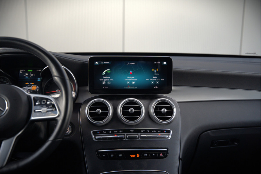 Mercedes-Benz GLC Coupé 300e 4MATIC Premium Plus | Panoramadak | Stuurverwarming | Stoelverwarming | Head-Up Display | Massage | Memory Seats | Luchtvering | Keyless | 360 Camera | Leer | Ambiance Verlichting | Trekhaak | Apple Carplay | Na