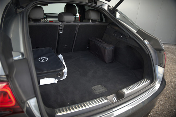 Mercedes-Benz GLC Coupé 300e 4MATIC Premium Plus | Panoramadak | Stuurverwarming | Stoelverwarming | Head-Up Display | Massage | Memory Seats | Luchtvering | Keyless | 360 Camera | Leer | Ambiance Verlichting | Trekhaak | Apple Carplay | Na