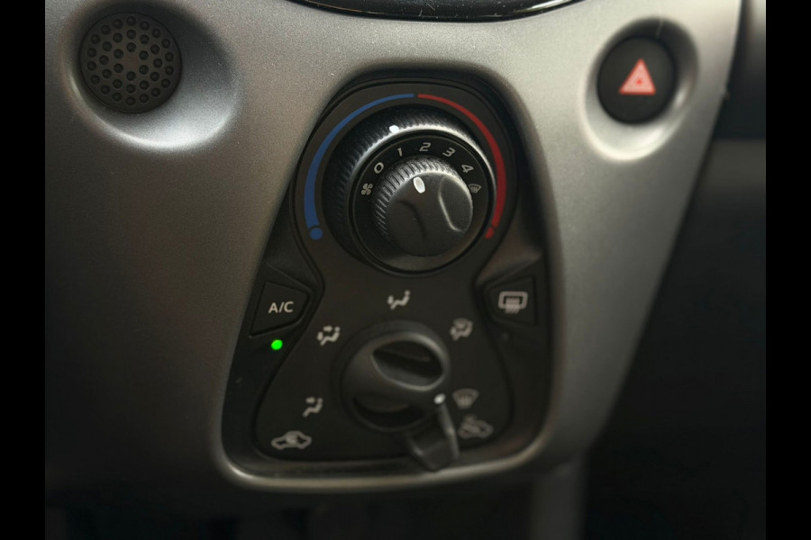 Toyota Aygo 1.0 VVT-i x-play,achteruitrijcamera, airco, 24000 km, NL auto met nationale auto pas