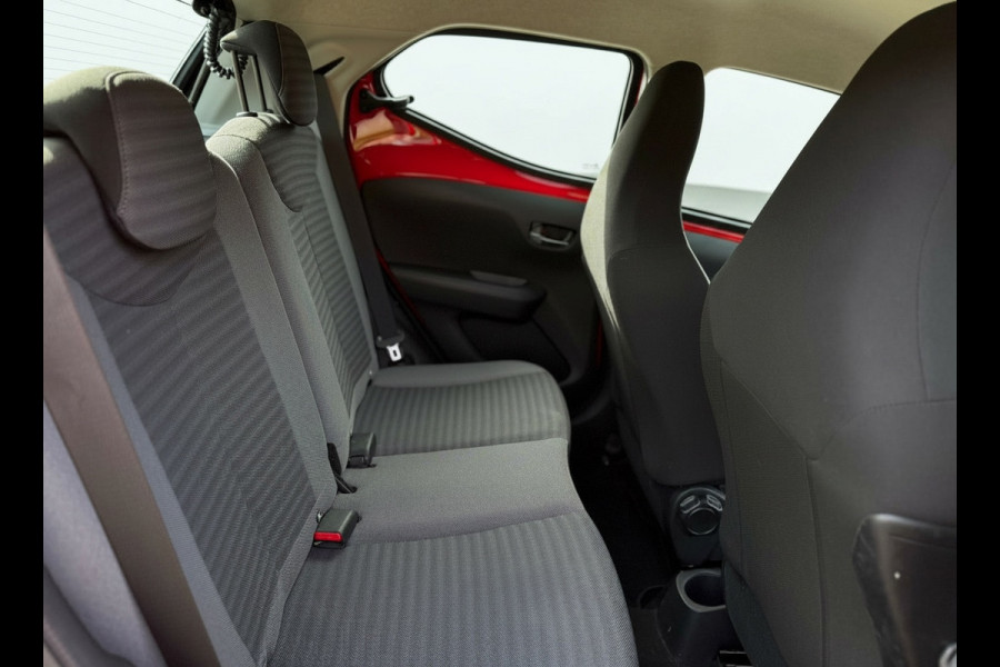 Toyota Aygo 1.0 VVT-i x-play,achteruitrijcamera, airco, 24000 km, NL auto met nationale auto pas