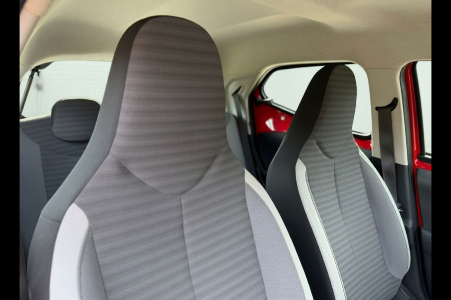 Toyota Aygo 1.0 VVT-i x-play,achteruitrijcamera, airco, 24000 km, NL auto met nationale auto pas