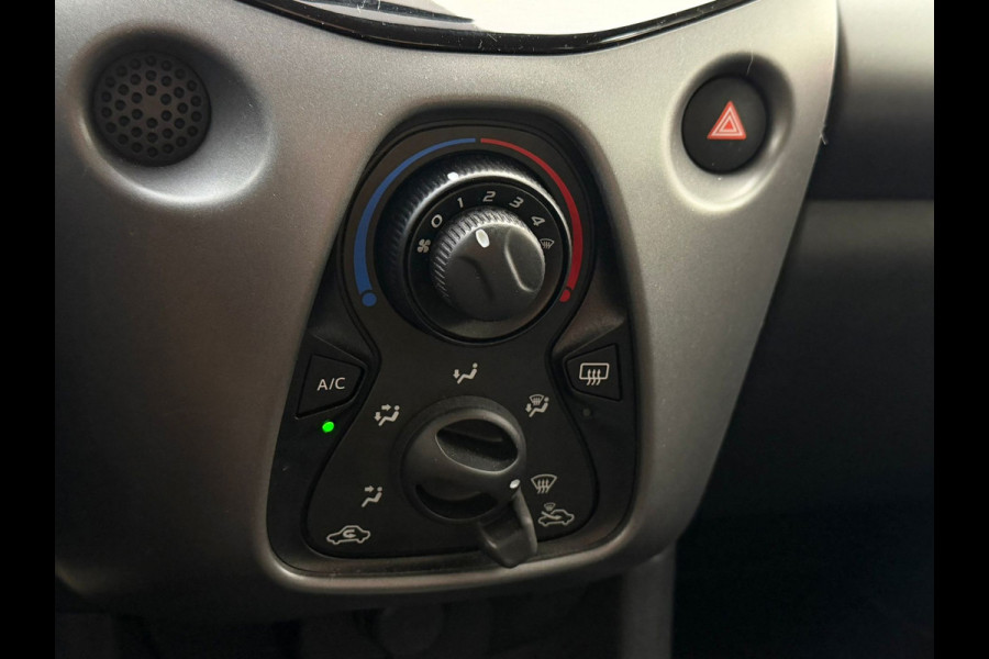 Toyota Aygo 1.0 VVT-i x-play,achteruitrijcamera, airco, 24000 km, NL auto met nationale auto pas