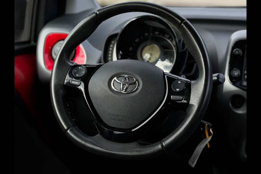 Toyota Aygo 1.0 VVT-i x-play,achteruitrijcamera, airco, 24000 km, NL auto met nationale auto pas