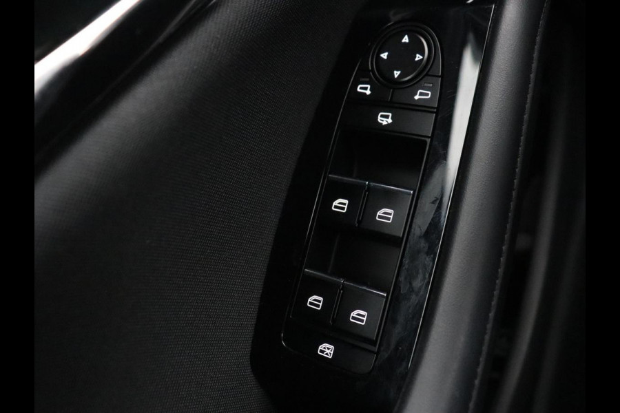 Mazda 3 2.0 e-SkyActiv-X M Hybrid 186 Comfort | Stoelverwarming | Head-Up | Adaptive cruise | Carplay | Camera | Full LED | Navigatie | Climate control | Stuurverwarming | Side Assist