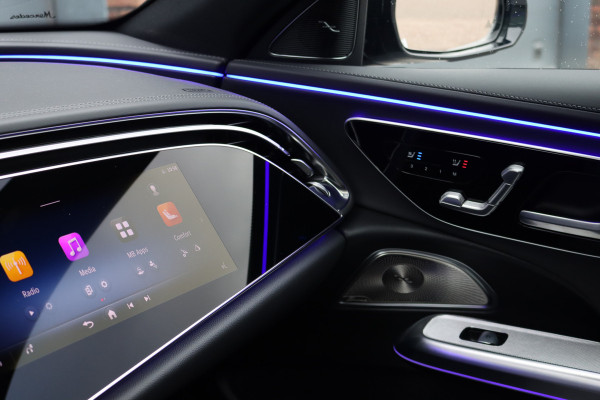 Mercedes-Benz E-Klasse 400 e 4MATIC AMG Line | Hyperscreen | Distronic | Burmester | Leder | Trekhaak | Stoelventilatie | Digital Light | Verwarmd Stuurwiel | Panoramadak | Surround Camera | Augmented Reality |