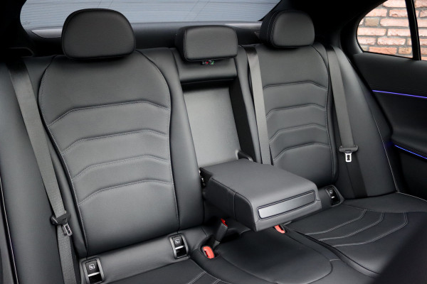 Mercedes-Benz E-Klasse 400 e 4MATIC AMG Line | Hyperscreen | Distronic | Burmester | Leder | Trekhaak | Stoelventilatie | Digital Light | Verwarmd Stuurwiel | Panoramadak | Surround Camera | Augmented Reality |