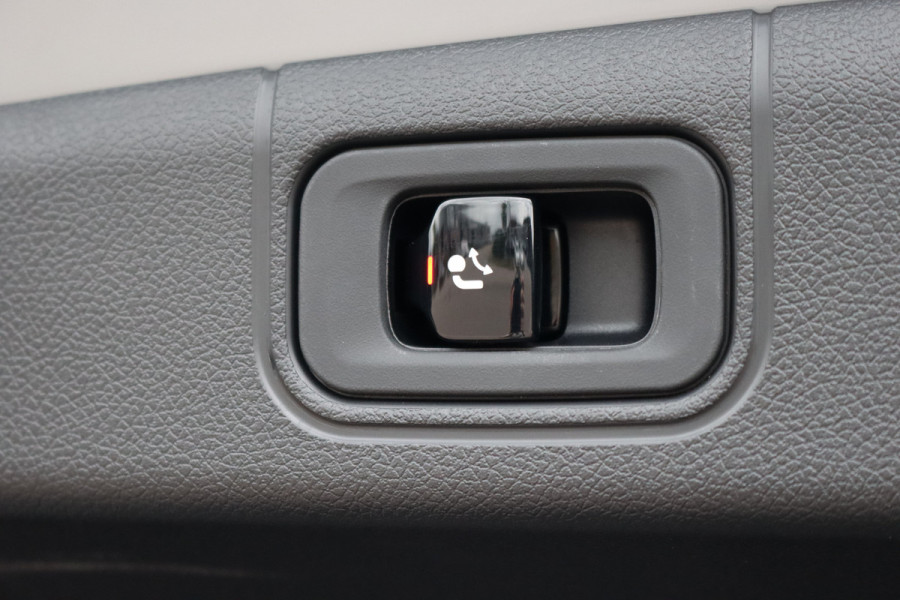 Mercedes-Benz E-Klasse 400 e 4MATIC AMG Line | Hyperscreen | Distronic | Burmester | Leder | Trekhaak | Stoelventilatie | Digital Light | Verwarmd Stuurwiel | Panoramadak | Surround Camera | Augmented Reality |
