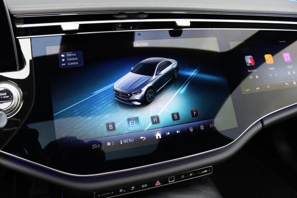 Mercedes-Benz E-Klasse 400 e 4MATIC AMG Line | Hyperscreen | Distronic | Burmester | Leder | Trekhaak | Stoelventilatie | Digital Light | Verwarmd Stuurwiel | Panoramadak | Surround Camera | Augmented Reality |