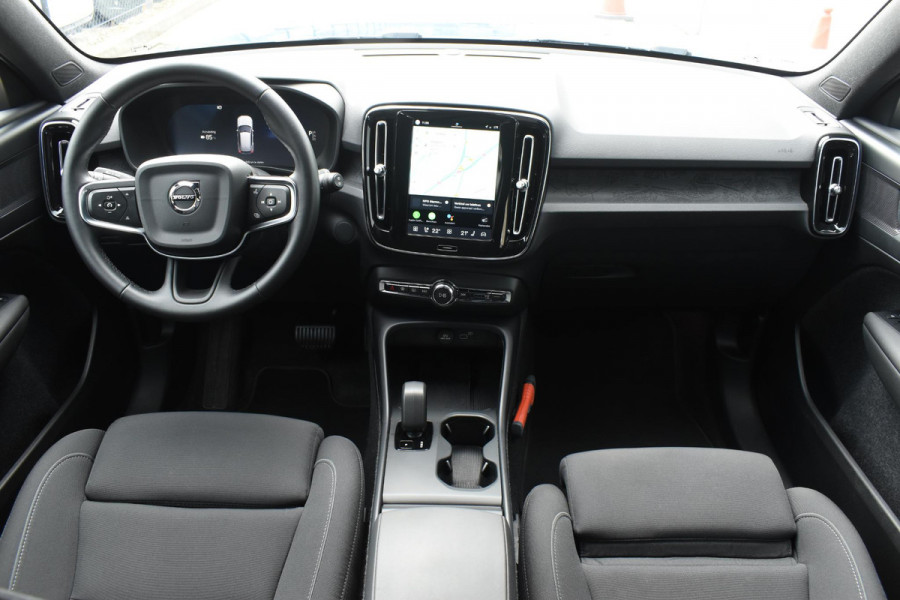 Volvo EX40 Single Motor Extended Range Plus 82 kWh / Adaptive Cruise control / Achteruitrijcamera / Stuur & Stoelverwarming / Trekhaak elektrisch uitklapbaar / Elektrische achterklep / 19" LM Velgen / All season banden / Parkeersensoren V+A