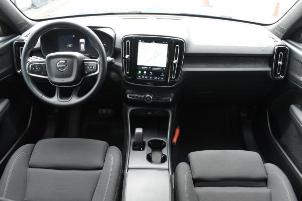 Volvo EX40 Single Motor Extended Range Plus 82 kWh / Adaptive Cruise control / Achteruitrijcamera / Stuur & Stoelverwarming / Trekhaak elektrisch uitklapbaar / Elektrische achterklep / 19" LM Velgen / All season banden / Parkeersensoren V+A