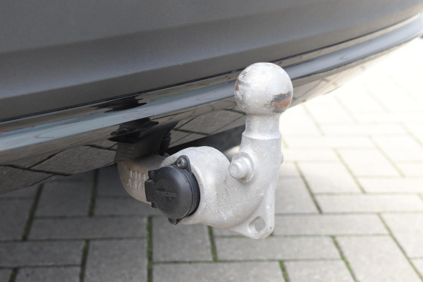 Volvo EX40 Single Motor Extended Range Plus 82 kWh / Adaptive Cruise control / Achteruitrijcamera / Stuur & Stoelverwarming / Trekhaak elektrisch uitklapbaar / Elektrische achterklep / 19" LM Velgen / All season banden / Parkeersensoren V+A