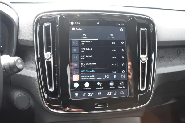 Volvo EX40 Single Motor Extended Range Plus 82 kWh / Adaptive Cruise control / Achteruitrijcamera / Stuur & Stoelverwarming / Trekhaak elektrisch uitklapbaar / Elektrische achterklep / 19" LM Velgen / All season banden / Parkeersensoren V+A