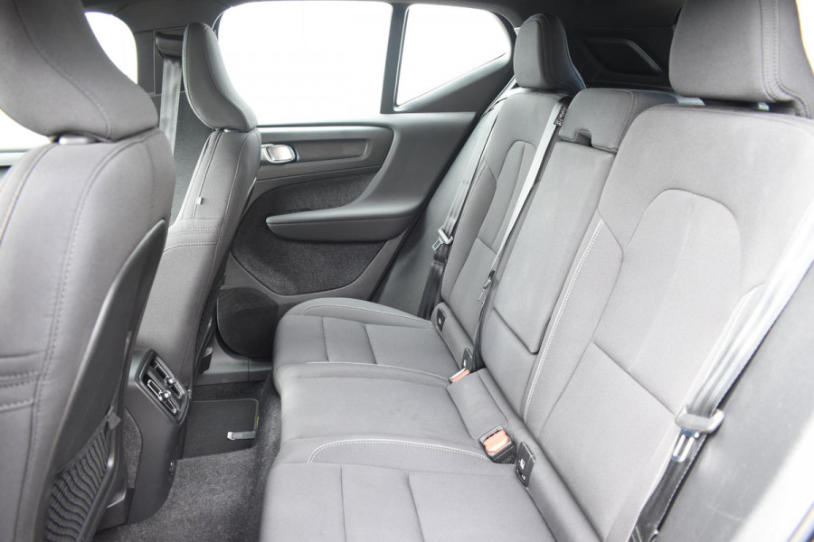 Volvo EX40 Single Motor Extended Range Plus 82 kWh / Adaptive Cruise control / Achteruitrijcamera / Stuur & Stoelverwarming / Trekhaak elektrisch uitklapbaar / Elektrische achterklep / 19" LM Velgen / All season banden / Parkeersensoren V+A
